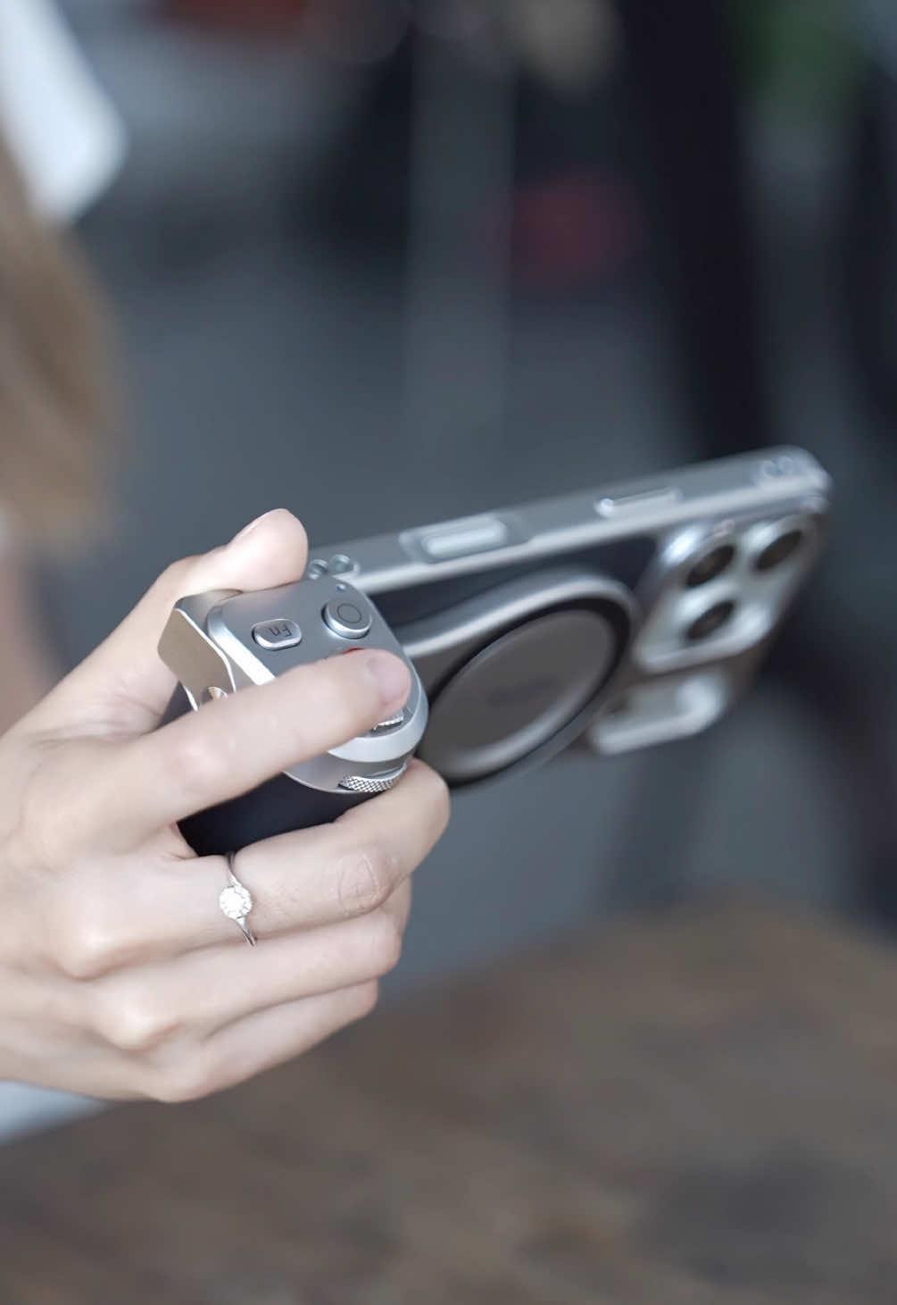 Your iPhone 17 Pro just became a DSLR! Magnetic grip + 3200mAh battery — game changer.#iPhone17Pro #TechGadgets #ViralTech #PhotographyHacks #musthave 