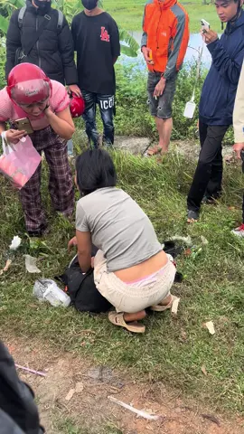 Tìm anh yêu của ẻm 20/10 k tặng hoa cho em ý . em leo cột điện sắp tự tử 