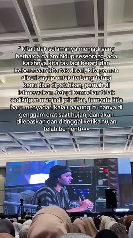 “Jangan terlalu erat digengam ,sebab yang katanya milikmu sejatinya hanyalah titipan”#kajianustadzhananattaki #ustadzhananattaki #sharingtimeayahamanah #katakatamotivasi #qoutes 