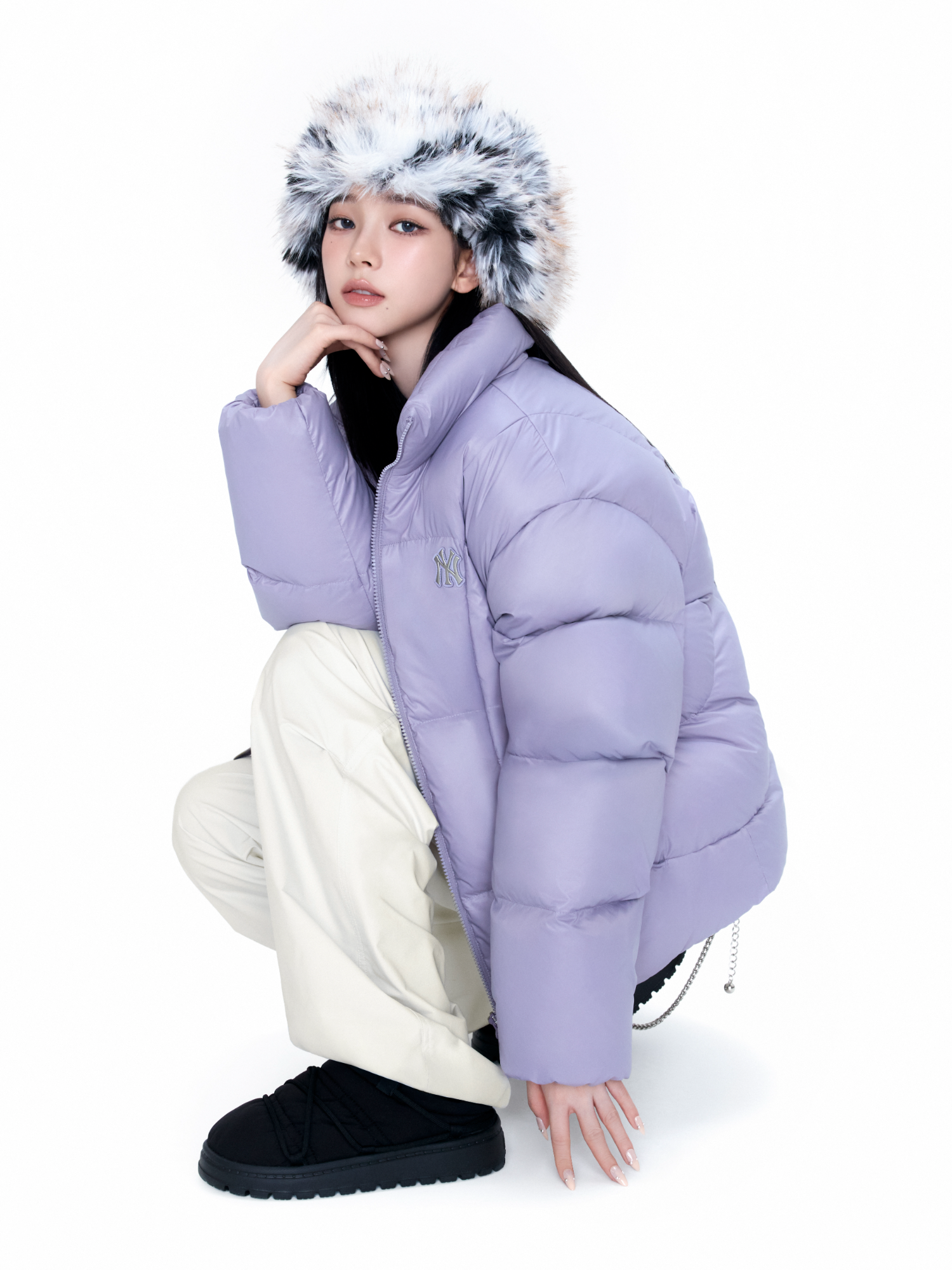 🖤KARINA, Curve the Winter🖤 Colder days, cooler fits. KARINA takes winter streetwear to the next level in the all-new MLB Curve Down Jacket. Hip-feminine silhouette. Street statement. It’s the winter flex you didn’t know you needed. #MLBThailand #MLBcrewth #MLBFW25 #MLBKARINA #MLBWITHKARINA
