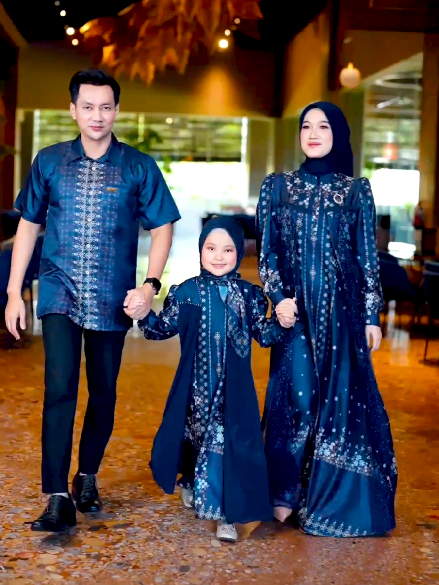 Bukan cuma indah, tapi juga penuh variasi 😍 Zulaikha hadir dengan 3 style dress berbeda — tinggal pilih yang paling cocok sama karaktermu Kalau kamu, tim Style 1, 2, atau 3 nih? 😉💖 #zulaikhasarimbit  #moslemdaily 