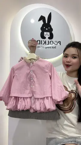 Vừa nhẹ – vừa ấm – vừa xinh 💕 Áo khoác gió nhún bí, bé mặc lên là yêu luôn!#viral #setdoxinh #xuhuong #fashion #poolkids #setdothudong