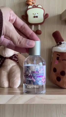 i tak p mana2 pun wajib pakai tula cepat habis 😆 serius bau dia sedap!!! #perfumecarriejunior #perfume #perfumes #kawayeeperfume #perfumebaby 