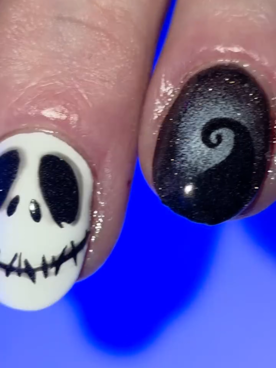 Yes...even gmaw came thru wanting the art extreme, while her poor dry cuticles came in with a scream, so I hit her with the soon to come Strawberry cuticle oil from VBP. 🍓👻 🎤 Shop @vbeautypure  Discount Code ACE  #stylezby_ace #vbeautypure #nightmarebeforechristmasnailart #vbpproducts #vbpambassador @David Dilorenzo 