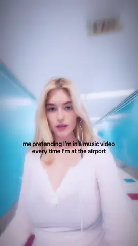 struttin in my @UGG® 💓 #uggs #uggseason #airportoutfit #airportenergy #airportdiaries #lax 