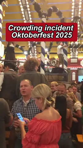 2025 Münchner Oktoberfest Aufgrund des enormen Andrangs hat der Münchner Stadtrat vorübergehend alle Eingänge zum Festgelände geschlossen. Die Straßen waren völlig verstopft, und panische Besucher überfluteten die Notrufnummern. Die Eingänge sind inzwischen wieder geöffnet. #oktoberfest #münchen #viral #australian #fypw