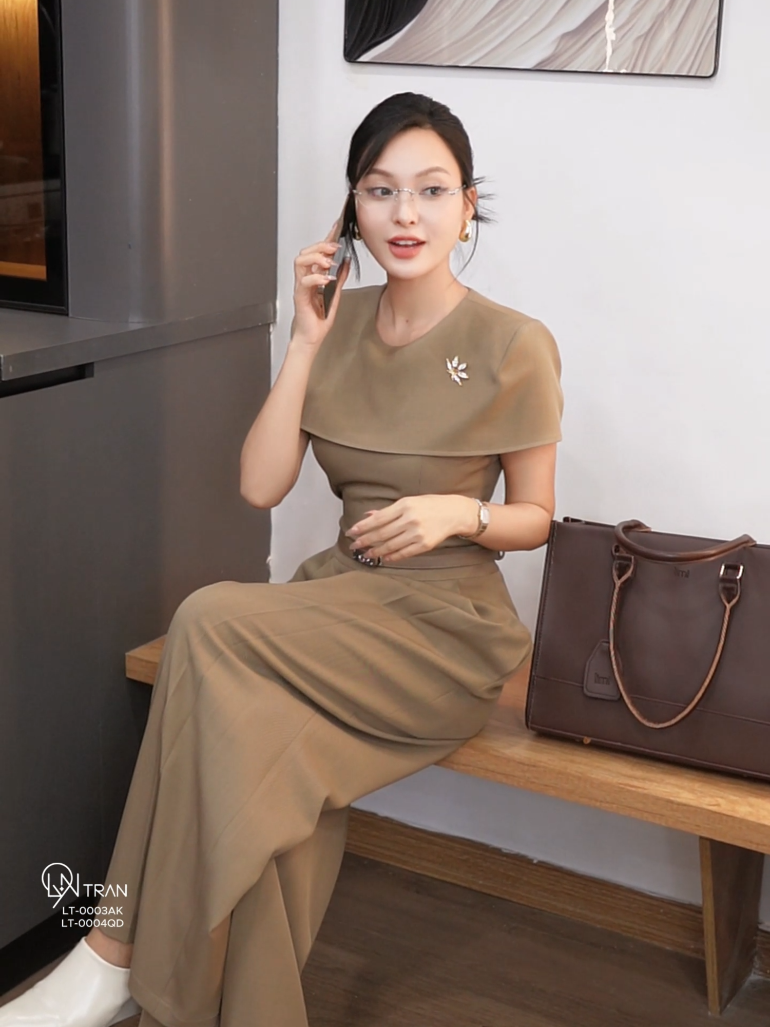 Áo Cape mini phủ vai, thân áo ngắn tôn chân, tạo cảm giác tỷ lệ chuẩn. Quần ống rộng cạp cao – vải đứng, rơi thẳng, tôn dáng chân dài. Set này dành cho người muốn dáng nhìn thanh, gọn, có sức hút mà không cần phụ kiện.Cạp cao ôm nhẹ, ống quần dài qua cổ chân tạo hiệu ứng đôi chân dài hơn. Chất liệu dày vừa, rơi thẳng, không dính người. #LynTran