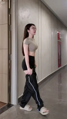 a ơi a mặc thử quần này đi ạ