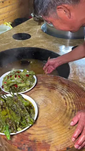 Dad loves this crispy bone so much. Every time it's cooked, he eats a piece first#Cuisine #RuralLife #Cuisine #BraisedPorkRibs 