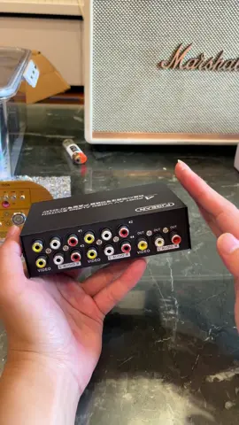 Bộ chia tín hiệu AV cho các bác chơi dàn âm thanh hay nhiều màn hình đây. Giá rẻ tiện lợi không mua hơi phí 