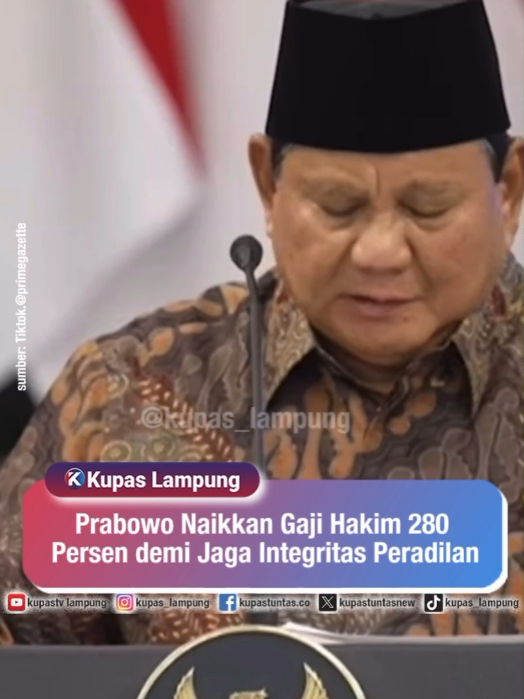 Prabowo Naikkan Gaji Hakim 280 Persen demi Jaga Integritas Peradilan . . Presiden Prabowo Subianto menegaskan komitmennya menjaga integritas lembaga peradilan dengan menaikkan gaji hakim, terutama di tingkat paling rendah, hingga 280 persen. Dalam Sidang Kabinet Paripurna di Istana Negara pada Senin 20 Oktober 2025, Prabowo menyatakan kebijakan ini bertujuan agar hakim dapat hidup lebih layak dan terhormat, sehingga tidak mudah tergoda suap. Ia menekankan bahwa langkah ini bukan perlakuan istimewa, melainkan kebutuhan penting bagi para penegak hukum yang sering menangani kasus bernilai besar. Prabowo juga menyoroti pentingnya perbaikan fasilitas, termasuk penyediaan rumah dinas bagi hakim, serta mengapresiasi keberanian hakim dalam menyelamatkan aset negara triliunan rupiah dari tindak korupsi. - Untuk berita selengkapnya, baca di  kupastuntas.co dan berdikari.co - #PrabowoSubianto #KenaikanGajiHakim #GajiHakim