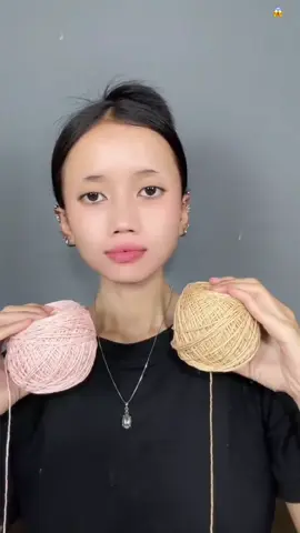 Maquillaje mágico! 🤯 Mírala tejer lana común y corriente para crear una impresionante ilusión de muñeca tejida: ¡tan realista que es alucinante! 😳 ¿Quién diría que las cuerdas podían crear tanta ternura? #YarnMakeup #DollTransformation #CreativeArt