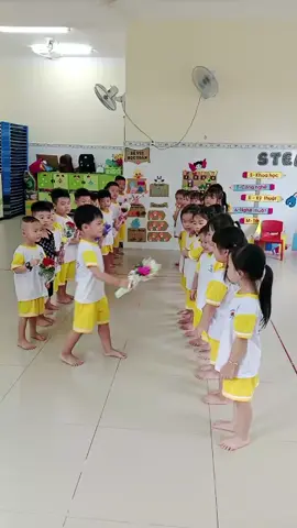 đi học thì cũng phải có tuổi thơ chớ hệ mấy đứa hồi ngỏ cô k được chơi nên bây giờ cô cho các bạn chơi bù#giaovienmamnon #xuhuongtiktok 