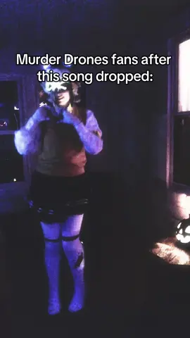 I have to admit, it’s been stuck in my head ever since 🖤💛🖤💛 #murderdronesfandom #glitchproductionsmurderdrones #disassemblydrones #murderdronesoc #murderdronescosplay 