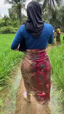 Neng milah mau bersih bersih ke sungai #gadisdesa #jandadesa #jandamuda #fypシ゚ #fypviralシ 