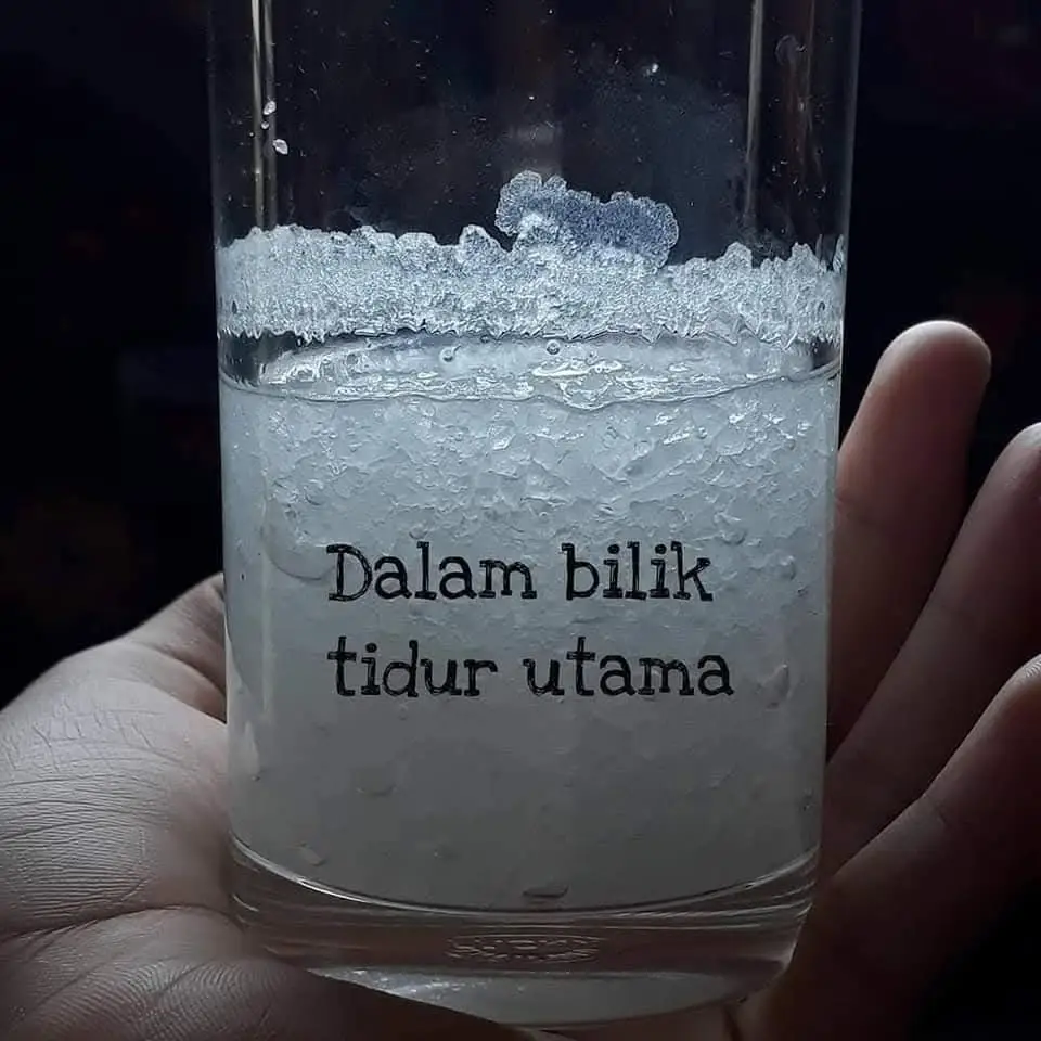 Hari tu ada terbaca share pasai buang energi negatif & gangguan jin dalam kediaman/ pejabat/kedai.  Dah tu try la buat. Letak garam kasar + cuka dalam gelas jernih then baca surah yang di share. Letak dibiar terdedah Letak dekat bahagian yang selalu guna. So cheq letak dekat 3ruang. Bilik tidoq utama, ruang menonton & dapoq. Biaq selama 24jam. Lepas tu kena basuh & salin baru (buat sampai garam tu tak naik atas dah) Dalam bilik utama, letak ataih almari. Malam yang buat tu, dengaq bunyi punya kuat. Nasib tok laki ada. Tidak, mau lari tidoq luaq 😅 Bunyi macam batu dibaling dalam ayaq. Berkocak ayaq. Lama jugak la dengaq. Pahtu terlena gutu jaa dalam ketakutan. Haha  Garam, cuka & gelas putih. Baca : Al Fatihah 7x Al Ikhlas 1x Al Falaq 1x Al Kafirun 1x An nas 1x Ayatul Kursi 3x Surah Yassin Ayat 9 6x Then hembus kat bahan tadi. Niat niat untuk usir benda negatif Biar 24jam #kamisempoi♥️💙like #semogabermanfaat😇🙏 #doabaikbaik🤲 #shre #tiktokmalaysia🇲🇾 