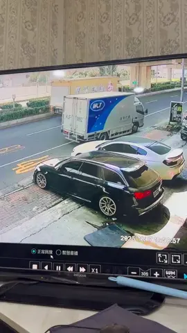 在公司正要吃飯的那一刻 外面突然蹦一聲…….. 看外面 心裡整個嚇一跳很大跳…. 心想……慘了😭慘了 幸好沒事！真的ㄡ蜜陀佛 老天保佑🙏🙏 奉勸如果精神不佳的人 真的不要使用交通工具 真的要非常謹慎小心👀 非常危險 生命誠可貴 #生命 #車禍 #三寶 #精神疾患  #fly 