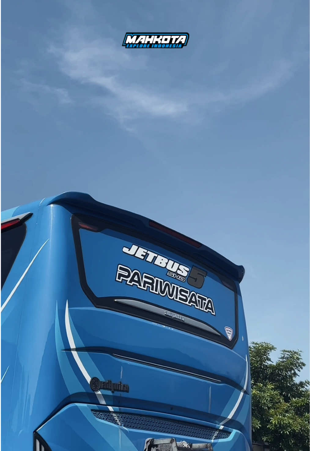 Setiap perjalanan punya awal yang tenang. 🌤️ Dari garasi, unit PO Mahkota bersiap dengan penuh perhatian — memastikan setiap detail siap untuk melaju. 🚍✨ Karena bagi kami, setiap kilometer adalah cerita, dan setiap keberangkatan adalah komitmen untuk memberi yang terbaik. 💙 🎫 Reservasi Pariwisata & Tiket Reguler AKAP 📲 AKAP : 0823-3312-1277 ☎️ Office : 0813-3588-2636 📲 Mbak Ira : 0812-8548-2349 📱 Instagram: @mahkota_office | @mahkotabus 🏢 Jl. Kartini No.121, Kayen Lor, Kec. Plemahan, Kab. Kediri ✨ PO Mahkota — Teman setia perjalanan Anda! #pomahkota #mahkotabus #mahkotabusakap #mahkotabuspariwisata #fyp 