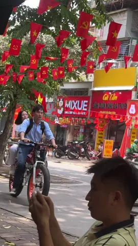 Đi cafe lại đc ngắm diễn viên quay ❤️ Đức - Tú đây rồi, mk thích cái xe nhất 😂😂😂 #cachem1milimet #vfc #Tiktok #fyp #nhungle 