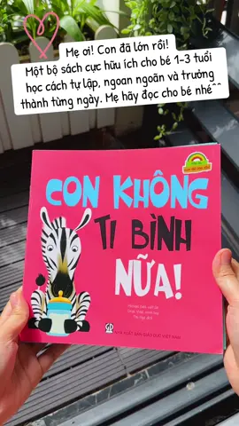 Bộ sách gồm 7 cuốn truyện ngắn gọn, lời văn dịu dàng, hình minh họa ngộ nghĩnh, mỗi cuốn là một câu chuyện nhỏ giúp bé hình thành thói quen tốt và kỹ năng tự lập như: 🧼 Tự rửa tay – giữ sạch sẽ. 🍽️ Tự ăn cơm – không mè nheo. 🛏️ Tự đi ngủ – ngoan ngoãn, đúng giờ. 👕 Biết chào hỏi, cảm ơn, xin lỗi. Mỗi câu chuyện đều được kể bằng giọng văn ấm áp như lời mẹ, giúp bé dễ đồng cảm, dễ học theo. Khi mẹ cùng con đọc mỗi ngày, bé không chỉ học cách tự lập mà còn cảm nhận được tình yêu thương, sự khích lệ dịu dàng trong từng trang sách. #reviewsachchobe #meoicondalonroi #sachchobe #adcbookiz #sachchobe1den3tuoi 