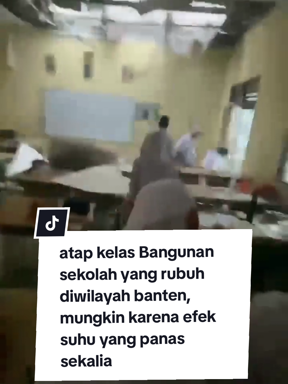Atap ruang kelas SMA Negeri 17 di Kecamatan Legok, Kabupaten Tangerang, Banten ambruk setelah tersambar petir pada Senin (20/10/2025). Insiden ini menimbulkan kepanikan belasan siswa yang sedang berada di dalam ruang kelas. Kepanikan siswa pecah sesaat atap ruang kelas 11 yang mereka tempati untuk kegiatan belajar dan mengajar tiba-tiba ambruk. Mereka kemudian berhamburan keluar ruang kelas lantaran khawatir tertimpa reruntuhan atap. Beberapa siswa tampak berteriak histeris sembari berlari menuju pintu ruang kelas. Kepanikan semakin menjadi ketika para siswa kesulitan untuk ke luar lantaran pintu kelas tertahan reruntuhan atap. Sumber: Berita satu Vidio: devi lesrari #fyp #pyf 