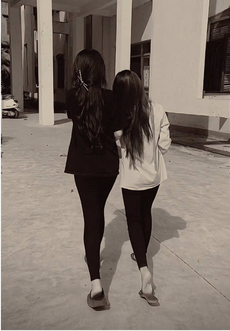 “Thà lấp lánh trong thế giới của chính mình, Còn hơn phải khiêm tốn trong cái nhìn chẳng đẹp của người khác.” #CapCut #xh 