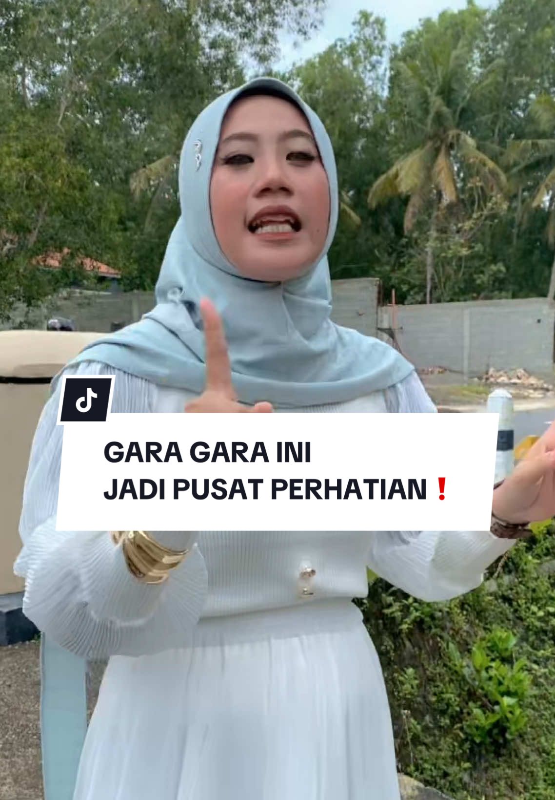 BIKIN PUSAT PERHATIAN⁉️ Siapa yang belum tau jilbab ini, pashmina PASMECAN dengan bahan katbol, ditambah ujung jilbab ada swarosky yang cantik, yuk daripada penasaran mending di kembarin🤭 #hijabinstan  #hijabantimleyot  #rekomendasi  #olievehijabs 