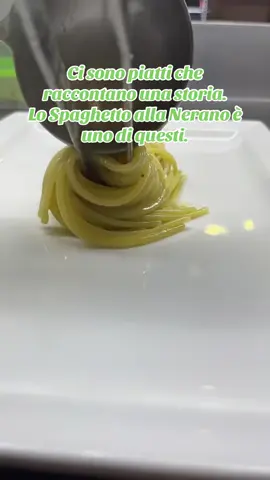 Nato tra i profumi della Costiera, questo piatto unisce la semplicità delle zucchine fritte alla cremosità intensa del Provolone del Monaco DOP. Oggi, il nostro chef Daniele reinterpreta la tradizione con passione e rispetto, trasformando pochi ingredienti in pura poesia. Ogni spaghetto avvolto nella crema racconta il legame tra mare e terra, tra memoria e gusto. Spaghetto alla Nerano: un abbraccio di sapori, un atto d’amore per la cucina italiana. 🍝💛” #lafontelattea #caldoecroccante #napoli #viamichelangelodacaravaggio #nerano 