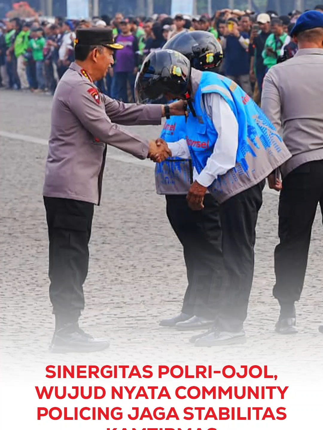 Sinergitas Polri-Ojol, Wujud Nyata Community Policing Jaga Stabilitas Kamtibmas Kapolri Jenderal Polisi Drs. Listyo Sigit Prabowo, M.Si., menghadiri kegiatan ‘Apel Ojol Kamtibmas’ di Monas, Jakarta Pusat, Senin (20/10). Acara ini mengusung tema ‘Jaga Jakarta Bersama Polda Metro Jaya’ dan merupakan wujud nyata sinergisitas antara Polri dengan komunitas ojek online (ojol). Polri menilai peran ojol sangat penting dan strategis dalam upaya pencegahan aksi kriminalitas, dengan menggandeng komunitas ojol sebagai mitra strategis. Hal ini merupakan bagian dari pengembangan konsep community policing. Ke depan, Polri juga akan melakukan kerja sama dengan aplikator untuk menyediakan ruang pengaduan yang terkoneksi, tujuannya agar Kepolisian dapat dengan segera memberikan respons cepat atas setiap peristiwa atau laporan yang terjadi.