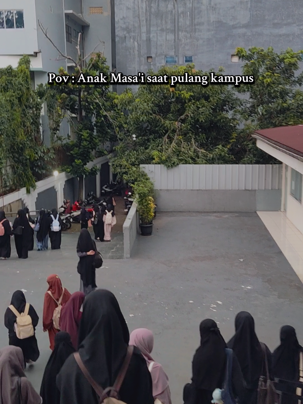 Ada yg buru2 ngejar kereta karena pp dr tempat tinggal ke jaksel, ada yg ngajar, ada yg kerja. Semoga lelahnya kita menuntut ilmu menjadi lillah ✨🍃 #lipiajakarta #jaksel #kampusbiru #kuliah #fypreels 