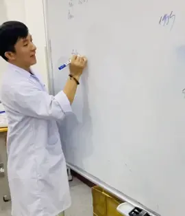 Tâm lý đứng trước một ca rung thất do NMCT, hay vô tâm thu tui cực kỳ bình tĩnh xử trí, chớ nhiều khi gặp mấy ca phản vệ độ 3 có khi tui lại bị hơ hớ và quíu quíu. Bởi mình không biết cái gì sẽ xảy ra tiếp theo luôn ý, đợt môt ca phản vệ pha 2, tui muốn đứng 💔