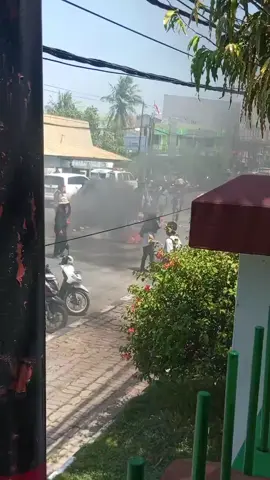Aksi Masa Bakar Ban di depan Pengadilan Negeri Kupang  #Putusan Kasus Kekerasan Seksual #Mantan Kapolres AKBP FWLS #nttpride🏝🔥 #fyppppppppppppppppppppppp 