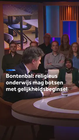 Dat vrijheid van onderwijs (artikel 23 van de grondwet) soms botst met het gelijkheidsartikel 1 van de Grondwet, is volgens Henri Bontenbal een probleem dat we voor lief moeten nemen. Spanning tussen grondrechten mag bestaan in een liberale samenleving, zegt de CDA-lijsttrekker in de verkiezingsuitzending van Nieuwsuur. Hij reageert met deze woorden op een onderzoek van Nieuwsuur naar religieus onderwijs. Daaruit bleek dat er reformatorische scholen zijn waar leerlingen wel homo mogen zijn, maar dat niet 'in praktijk' mogen brengen. #verkiezingen #CDA #Bontenbal #onderwijs #TweedeKamer #Nieuwsuur