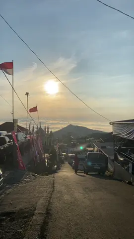 Baru di BC nya aja viewnya udah seindah ini ya… Mt Slamet Via Bambangan  Open PRIVATE trip Gunung  #slametmountain #slametviabambangan #pendakigunungindonesia #cewekpendaki #fyp 