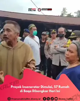 Satpol PP Kota Samarinda bersama pihak kepolisian melakukan pembongkaran 57 bangunan yang berdiri di atas lahan milik Pemerintah Kota Samarinda di Kelurahan Baqa, Kecamatan Samarinda Seberang. Lahan tersebut rencananya akan digunakan untuk pembangunan fasilitas insenerator, dan kegiatan pembongkaran dilakukan sebagai bagian dari penertiban aset milik pemerintah. Selama proses berlangsung, dua warga sempat bersitegang dengan petugas karena menolak pengosongan bangunan. Mereka meminta penundaan pembongkaran selama 15 hari untuk proses pemindahan barang dan mencari tempat tinggal sementara. Namun, permintaan tersebut ditolak oleh Satpol PP yang tetap melanjutkan pembongkaran sesuai jadwal yang telah ditetapkan. Reporter : Rahmat / Disway Kaltim #pembongkaran #lahan #baqa #proyekinsenerator #samarindaseberang                
