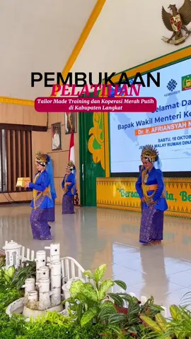 Dengan semangat pemberdayaan dan peningkatan kompetensi tenaga kerja lokal, Wakil Menteri Ketenagakerjaan RI, Bapak Afriansyah Noor, secara resmi membuka Pelatihan Tailor Made Training dan Peresmian Koperasi Merah Putih di Kabupaten Langkat. Pelatihan ini merupakan bentuk nyata sinergi antara pemerintah pusat dan daerah dalam menyiapkan SDM unggul, berdaya saing, serta siap menghadapi tantangan industri dan wirausaha masa depan. Melalui program Tailor Made Training, para peserta akan mendapatkan pelatihan yang sesuai dengan kebutuhan spesifik daerah, potensi lokal, dan peluang pasar kerja. Tidak hanya itu, momen istimewa ini juga bertepatan dengan peringatan Hari Ayam dan Telur Nasional (HATN), sebagai bentuk dukungan terhadap sektor peternakan unggas dan peningkatan konsumsi protein hewani masyarakat. Kolaborasi ini diharapkan dapat mendorong tumbuhnya ekosistem ekonomi berbasis komunitas melalui koperasi dan pelatihan berbasis kompetensi. Terima kasih atas kehadiran dan komitmen Bapak Wamenaker @afriansyah_ferrynoor dalam mendukung pemberdayaan masyarakat Langkat dan sekitarnya. Bersama, kita wujudkan tenaga kerja yang terampil, produktif, dan mandiri! -rh #WamenakerRI #AfriansyahNoor #TailorMadeTraining #KoperasiMerahPutih #HariAyamDanTelurNasional