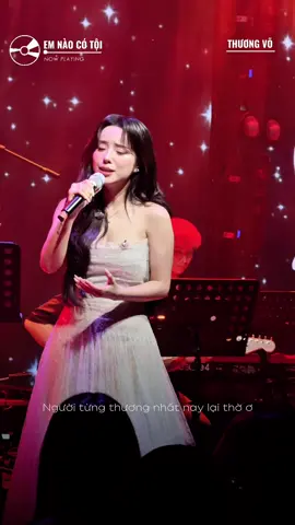 Em nào có tội phiên bản dịu dàng trên sân khấu . Không có ngồi ăn nữaaa 😛 ##thuongvo #live #emnaocotoi 