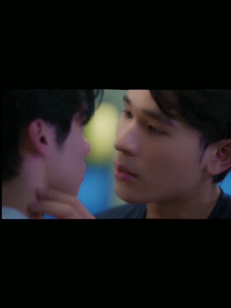 Môi tới miệng mà còn trượt được nữa P'. #loveinthemoonlight #bl #pearlpeak #pearlpooo #peakpeemapol 