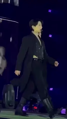 he walks like a mafia king 👑 I like his mafia king style 🔥🖤