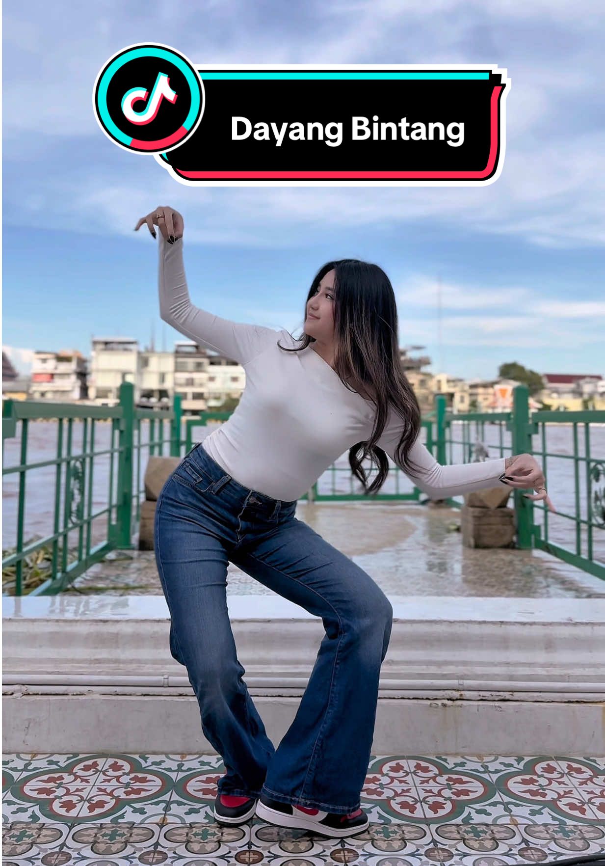 Lagi belajar nari dayak pas banget ada burung dong #dayangbintang #tari #cicigeol #pandaganjaya 