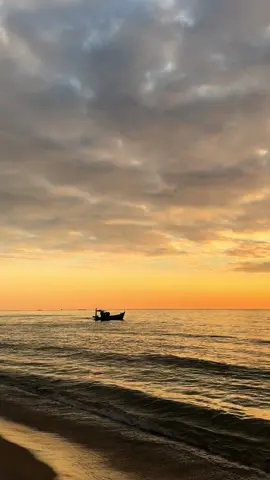 “Suốt những năm tháng qua, có người đã kiên nhẫn đứng bên một tình yêu nghiêng ngả, hy vọng bằng tất cả những gì mình có. Mỗi lần thất vọng, lại tự dỗ mình: “Chắc rồi sẽ khác.” Nhưng đến một ngày… học cách chấp nhận. Chấp nhận sự vô tâm như một phần của cuộc sống. Chấp nhận những lời hứa không bao giờ thành hiện thực. Chấp nhận việc mình đã hi sinh nhiều hơn điều đáng ra phải làm. Và rồi một ngày, những đồng tiền lẻ thất vọng ấy lặng lẽ gom đủ. Không ồn ào. Không báo trước. Chỉ là tự mua cho mình tấm vé cuối cùng. Vé cho chuyến xe rời xa tất cả những điều từng làm tim mình nhói. Đó không phải là chạy trốn. Đó là tự cứu lấy mình sau khi đã ở lại quá lâu…”#💔#buon_tam_trang #foryou #tamtrang #flypシ 