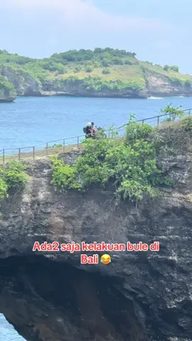 Bule bawa motor masuk broken beach😂  Liburan di nusa penida kemana saja???! Pastinya bisa mengunjungi tempat-tempat instagramable dong! Ayo segera berkunjung ke nusa penida travellers Cari travel untuk Tour NUSA PENIDA?  @oknusapenidatour menyediakan paket tour nusa penida 
‌1 hari
‌2 hari 1 malam
‌3 hari 2 malam
‌snorkling _______________ Tujuan wisata barat : - Angel billabong - Broken beach - Kelingking beach - Paluang cliff - Crystal bay beach  Tujuan wisata timur - Rumah pohon molenteng - Raja lima - Diamond beach - Atuh beach - Bukit telletubies Tujuan wisata lain lain  - Peguyangan waterfall - Banah clift - Temeling waterfall - Goa giri putri _______________  Fasilitas - tiket fastboat return - private car - makan siang - air mineral - driver as tour guide - tiket masuk semua destinasi  - Hotel __________________ Info trip & booking [whatsapp]: +6285338228948 [Instagram]:@oknusapenidatour [website]. : www.oknusapenidatour.com • NOTED : KEEP BALI CLEAN • #nusapenidatravel #nusapenidatour #diamondbeachnusapenida #nusapenida #brokenbeach               