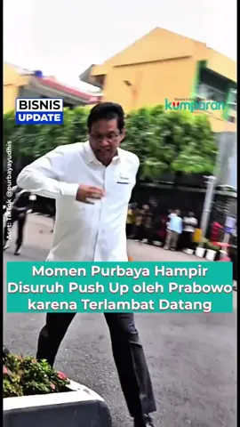 Kejaksaan Agung menyerahkan uang hasil sitaan kasus dugaan korupsi fasilitas ekspor crude palm oil (CPO) ke negara, Senin (20/10). Uang sebesar Rp 13,2 triliun itu diserahkan Jaksa Agung ST Burhanuddin kepada Menteri Keuangan Purbaya Yudhi Sadewa, disaksikan Presiden Prabowo Subianto. Momen penyerahan ini sempat diwarnai kejadian lucu, Menkeu Purbaya datang terlambat ke acara, hingga canda Prabowo hukum Purbaya push up. Uang tersebut berasal dari tiga korporasi besar, yaitu Wilmar Group, Musim Mas Group, dan Permata Hijau Group. Kasus bermula dari dugaan korupsi ekspor CPO yang melibatkan pejabat Kemendag, dan sempat membuat tiga grup minyak goreng itu divonis lepas sebelum akhirnya Mahkamah Agung membatalkan putusan tersebut. Kejagung kini juga tengah mengusut dugaan suap di balik vonis lepas itu. Delapan orang sudah ditetapkan sebagai tersangka, termasuk pengacara dan mantan pejabat pengadilan. 📸: Dok. TikTok @purbayayudhis, kumparan. Follow WhatsApp Channel kumparan untuk dapat Informasi terpercaya dikirim langsung ke WhatsApp kamu. Ketik kum.pr/WAchannel di browser kamu sekarang, agar bisa share informasi tanpa ragu. #bisnisupdate #update #bisnis #svl #kejagung #cpo #korupsi #prabowosubianto #purbayayudhisadewa #info #beritaterkini #berita #infoterkini #bicarafaktalewatberita #kumparan