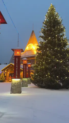 First snow has arrived! 😍❄️ How magical! ✨  #santaclausholidayvillage #santaclausvillage #arcticcircle 