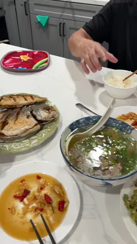Been spending more nights eating at home with my parents and honestly, I love it 🥹🍚 #vietmom #vietnamese #mamahelen #vietdad #mrbua 