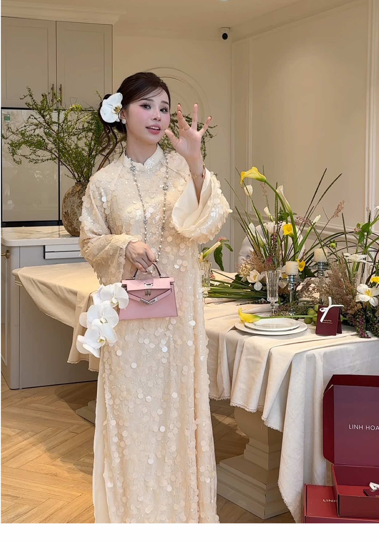 Trước khi chụp phải quyện 1 bài. Đam mê ca hát nhưng mà dòng đời xô đẩy nên bán Qao ạ😂 #aodai  #xuhuong #viral @Linh Hoàng Daily @Linh Hoàng đây 