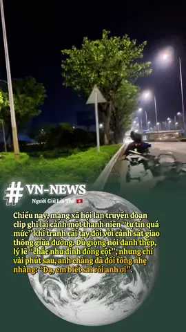 Chiều nay, mạng xã hội lan truyền đoạn clip ghi lại cảnh một thanh niên “tự tin quá mức” khi tranh cãi tay đôi với cảnh sát giao thông giữa đường. Dù giọng nói đanh thép, lý lẽ “chắc như đinh đóng cột”, nhưng chỉ vài phút sau, anh chàng đã đổi tông nhẹ nhàng: “Dạ, em biết sai rồi anh ơi”. #csgt #viral 