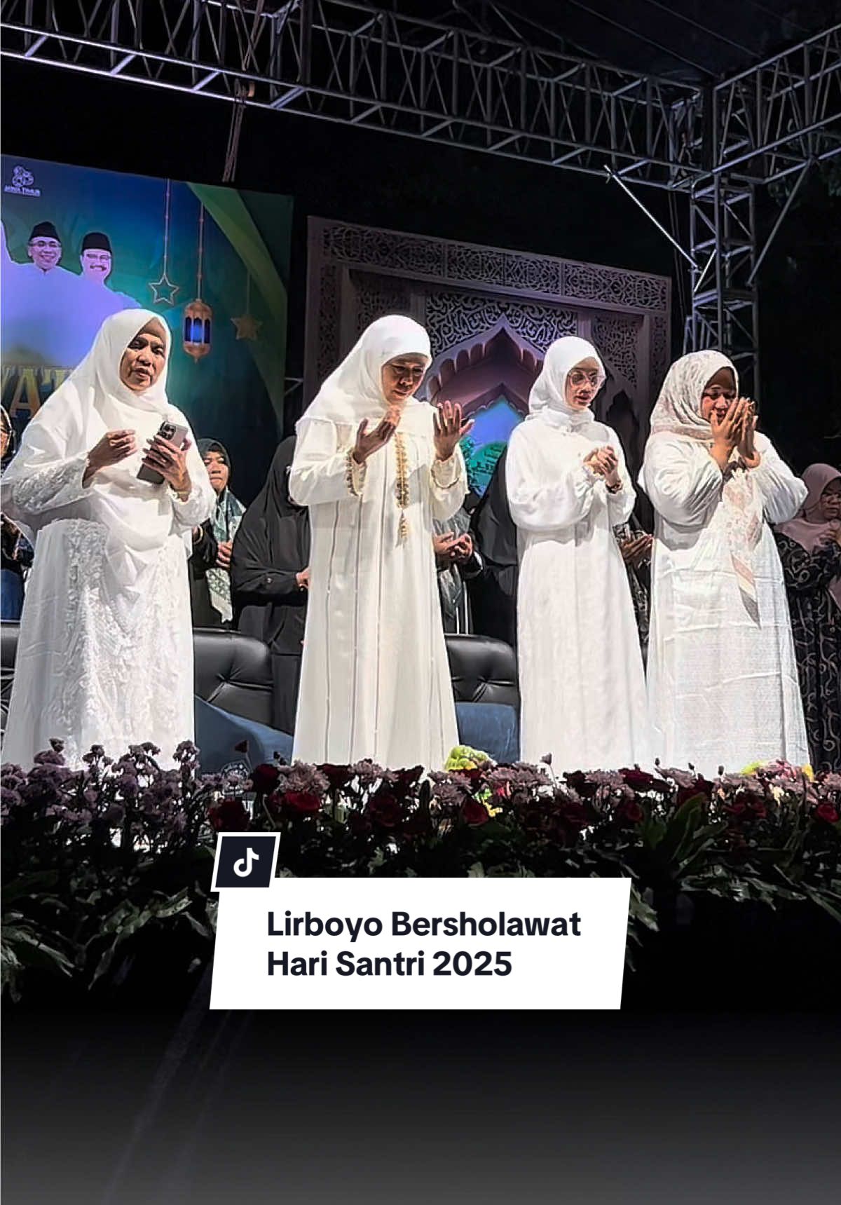 Lirboyo Bersholawat, Mbak Wali Sowan ke Kyai Anwar Manshur dan Hadiri Peringatan Hari Santri 2025  KEDIRI - Senin malam (20/10), sebelum menghadiri acara “Lirboyo Bersholawat” dalam rangka Hari Santri 2025, Mbak Wali, Vinanda Prameswati bersama Gus Wawali dan jajaran terlebih dahulu sowan ke KH. Anwar Manshur di Pondok Pesantren Lirboyo. Sowan ini menjadi bentuk silaturahmi dan penghormatan Mbak Wali kepada para sesepuh dan ulama yang telah berperan besar dalam membimbing umat di Kota Kediri. Usai sowan, Mbak Wali hadir di acara “Lirboyo Bersholawat” yang dihadiri ribuan santri dan jamaah dari berbagai daerah. Acara ini turut dihadiri oleh Gubernur Jawa Timur, Menteri Sosial RI, serta Ketua PBNU, dan dipimpin langsung oleh Habib Syech bin Abdul Qodir Assegaf. Lantunan sholawat menggema di seluruh kompleks pesantren, menciptakan suasana penuh kedamaian dan khidmat. Bagi Mbak Wali, momen ini bukan sekadar peringatan Hari Santri, tapi juga wujud sinergi antara pemerintah, ulama, dan masyarakat untuk terus menjaga nilai-nilai keislaman dan mempererat persaudaraan.  #BoloneVinanda #HariSantri2025 #LirboyoBersholawat #KediriBersholawat #VinandaPrameswati