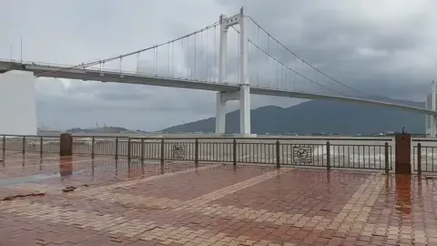 BÃO SỐ 12 CHƯA ĐỔ BỘ, NƯỚC SÔNG HÀN (ĐÀ NẴNG) ĐÃ TRÀN QUA ĐƯỜNG 😰 Sáng 21/10, theo ghi nhận của PV VietNamNet tại khu vực chân cầu Thuận Phước (phường Hải Châu, TP Đà Nẵng), nước sông Hàn dâng cao kết hợp với sóng lớn liên tục đánh mạnh vào bờ kè đường Như Nguyệt. #xuhuong #hottrend #baoso12  #bao 