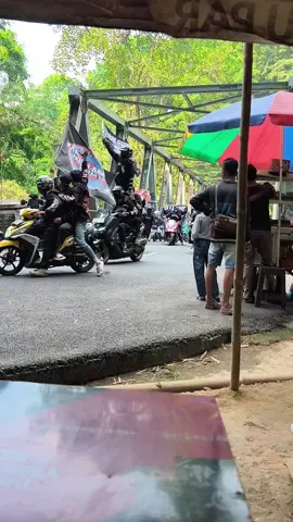 p maksud?.. arogan skali ...  suasana damai tiba tiba terganggu oleh segerombolan remaja yang afogan di jalan jembatan trawas minggo sore #trawasmojokerto #arogan #sdmrendah #poseidon 